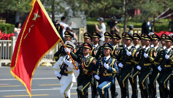 三军仪仗队方队接受检阅