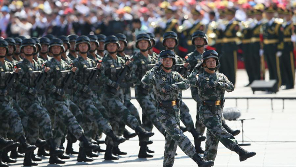 英模部队方队通过天安门广场接受检阅