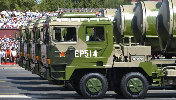 核导弹第一方队接受检阅