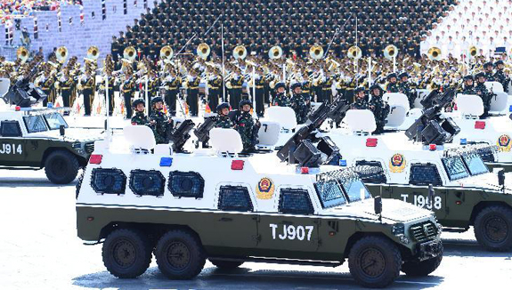 武警反恐突击车方队接受检阅