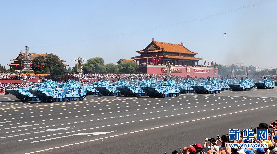 陆战队两栖突击车方队通过天安门广场