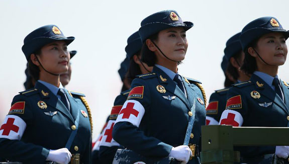 白求恩医疗方队通过天安门广场