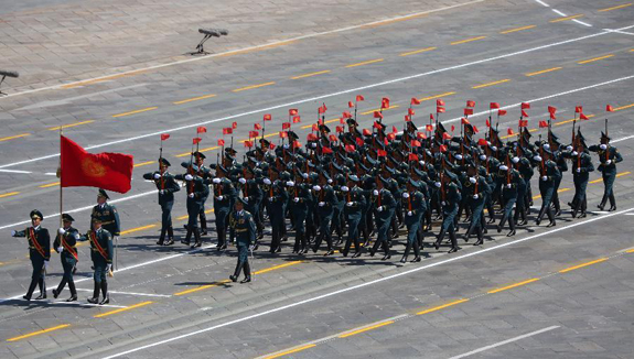 吉尔吉斯斯坦方队走过天安门广场