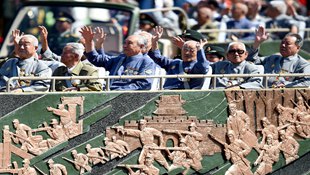 抗战老同志方队行进在受阅方队最前列接受致敬