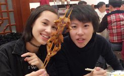 窦靖童水原希子北京聚餐吃小龙虾大快朵颐