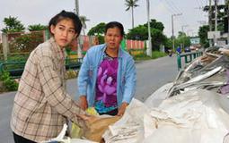 少女选美夺冠跪谢母亲