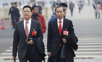 全国政协委员杨兴平和龙宇翔抵达天安门广场