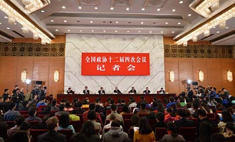 政协委员就"十三五"经济发展回答记者提问