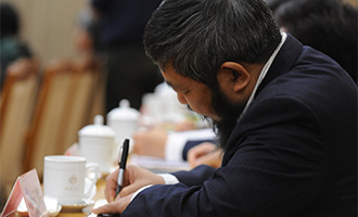 参会代表在认真听会