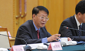 全国人大代表李岷在会上发言