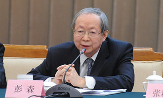 全国人大代表彭森在会上发言