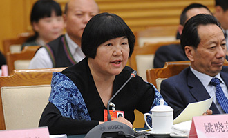 全国人大代表姚晓英在会上发言