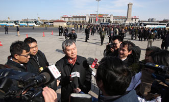蔡继明代表在人民大会堂外接受记者采访