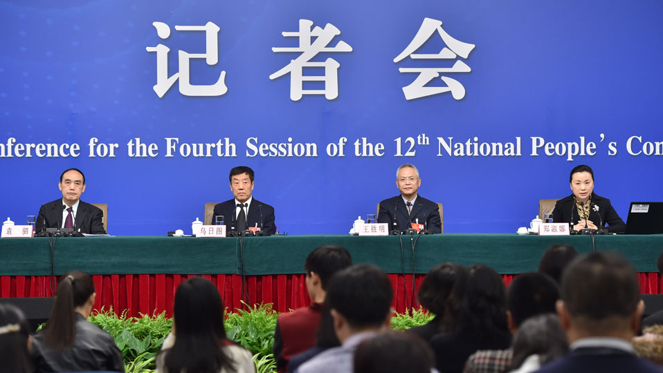 四位全国人大相关负责人答问