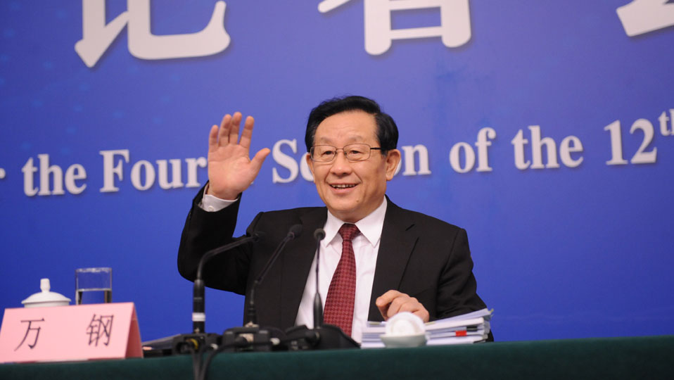 科技部部长万钢和媒体记者打招呼