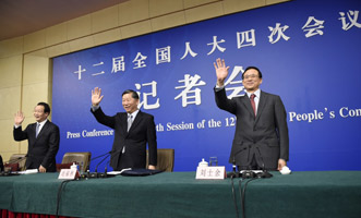 尚福林、刘士余和项俊波向记者挥手致意