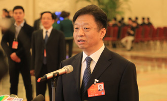 国家海洋局局长王宏接受记者采访