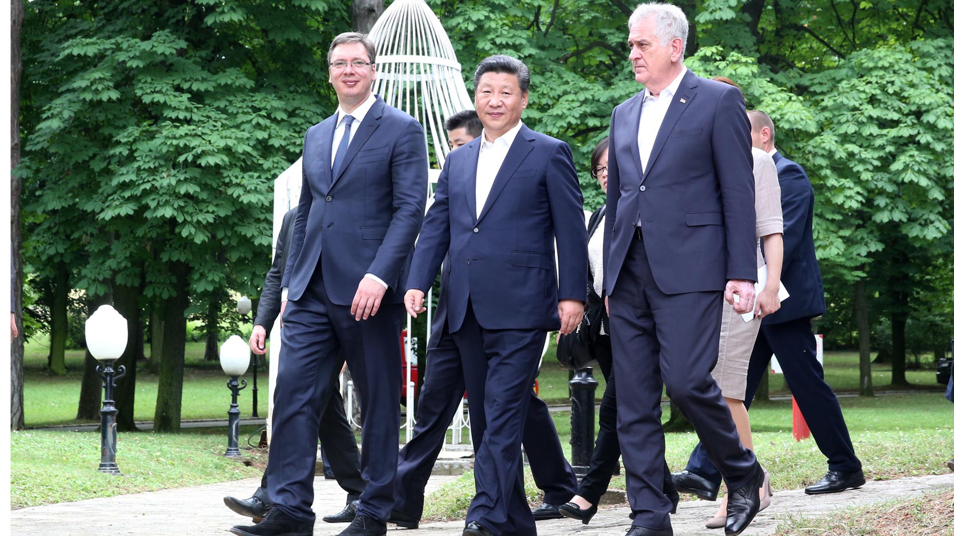 习近平出席塞尔维亚总统尼科利奇、总理武契奇共同举行的午宴