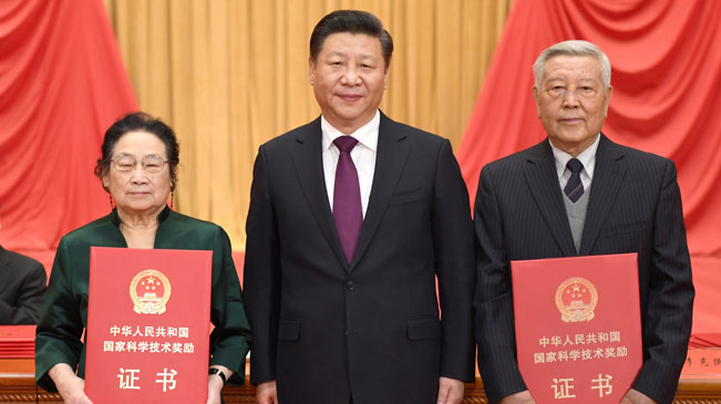 习近平出席2016年度国家科学技术奖励大会并