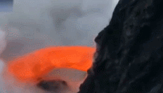 火山岩浆喷涌 游客近距离拍照