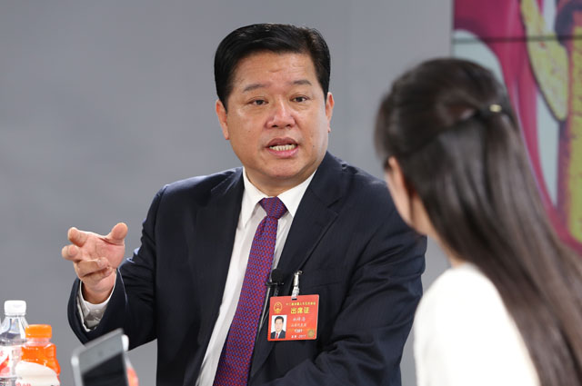 一丝不苟摘穷帽，全力以赴拔穷根