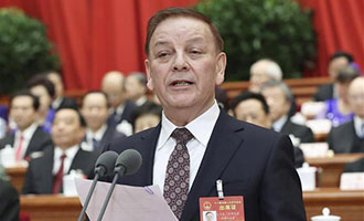 艾力更·依明巴海主持会议