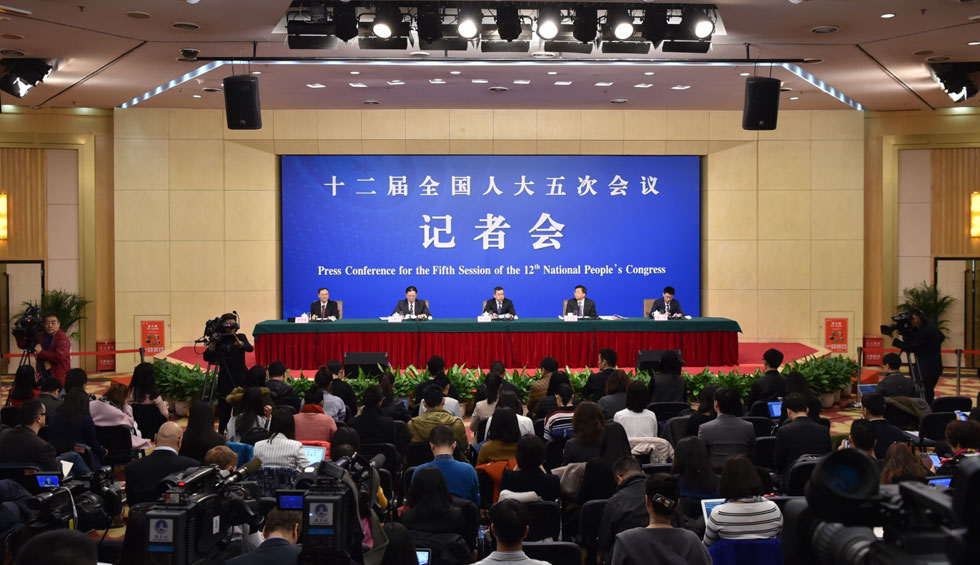 回放:三位全国人大相关负责人就“民法总则草案”答问