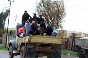 大批平民从摩苏尔交战区撤离