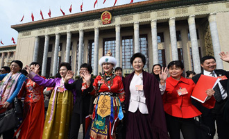 闭幕会后，代表走出人民大会堂