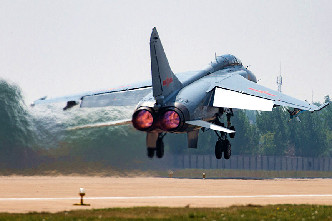&ldquo;飛豹&rdquo;起飛三連拍 跟著戰機心飛翔