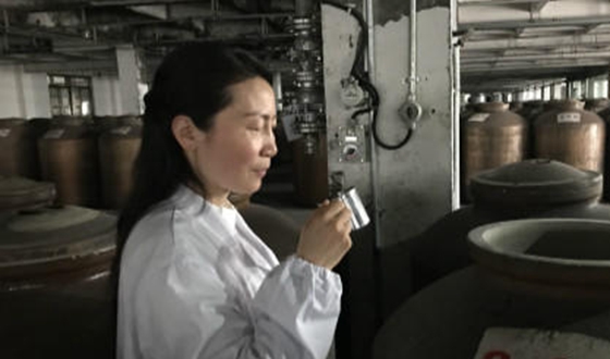 不恋红妆爱酒香 揭秘女品酒师的“舌尖生活”