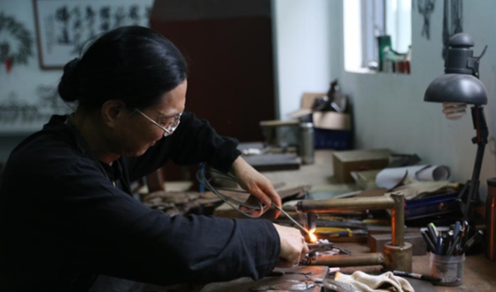 铁画工匠叶合：以铁为墨 千锤百炼乃成形