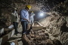 埃及一古墓出土17具人類木乃伊