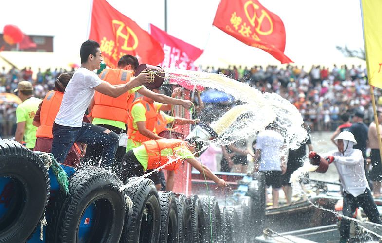 闽台对渡闹端午 海上泼水展民俗
