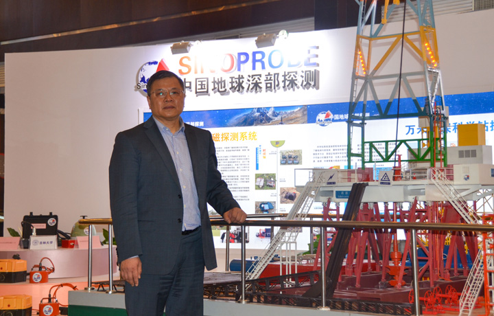 新华社评论员：心有大我 至诚报国