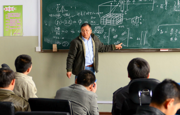 新华社评论员：爱岗敬业 开拓进取