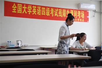 視障大學生余亞男：大學英語考試有了盲文試卷！