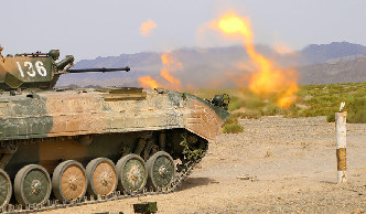 酷暑難耐的戈壁灘上，一場實彈射擊開始了&hellip;&hellip;