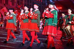 比利時舉行&ldquo;大帝巡遊&rdquo;古裝表演