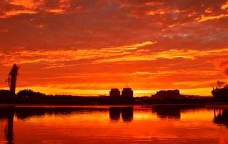 甘肅嘉峪關雨後現火燒雲美景