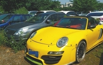 非法改裝豪車被查扣 在停車場裏雜草覆蓋無人領