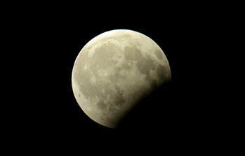 全球多地上演月偏食