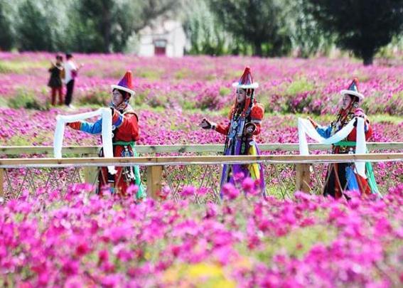 甘肅肅北&ldquo;戈壁花海T臺&rdquo;上演蒙古族服飾秀
