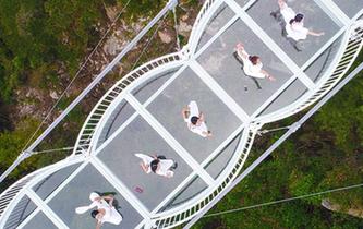 沂蒙山玻璃橋投入使用