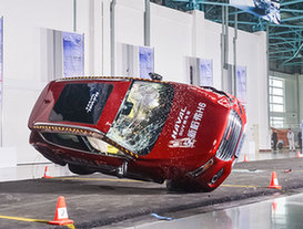 汽车安全研究再进一步 镜头下的汽车翻滚实验