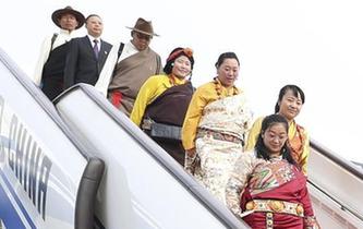 出席十九大的西藏代表团抵京