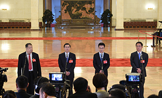 凌解放、王立平、徐川、黄一兵代表接受采访