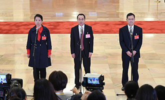 姜妍、康红普、刘宗富代表接受采访