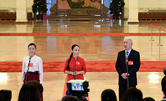 肖笑波、侯艳、徐俊代表接受采访