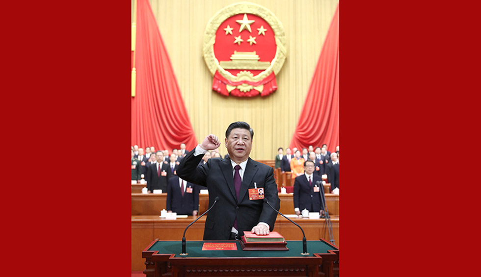 新当选的国家主席、中央军委主席习近平进行宪法宣誓